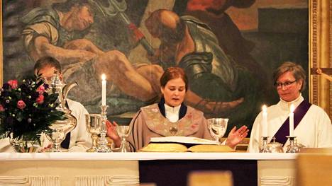 Kirkkoherra Tom Broberg, piispa Mari Leppänen ja diakoni Helena Valli jakoivat ehtoollisen Leena-Sisko Vanhatalon avustamana.