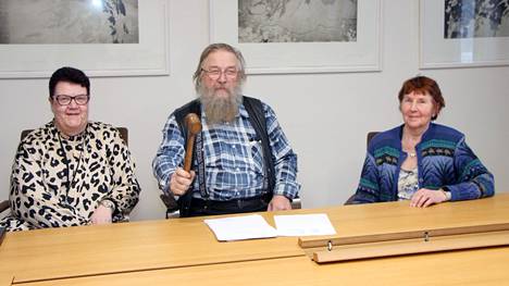 Mänttä-Vilppulan vanhusneuvoston varapuheenjohtaja Risto Pihlajamäki (keskellä), jäsen Seija Tervonen (oikealla) sekä Mänttä-Vilppulan kaupungin palvelujohtaja Alli Ruuhilehto kertoivat vanhusneuvoston toiminnasta.