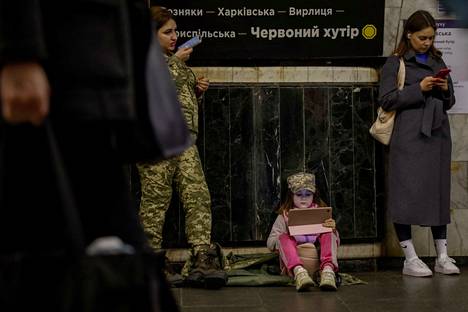 Ukrainan pääkaupungissa Kiovassa on tällä viikolla kuultu jälleen räjähdyksiä. Eri puolilla maata on ollut myös ilmahälytyksiä. Ihmiset hakivat suojaa metroasemalta Kiovassa torstaina 4. toukokuuta. 