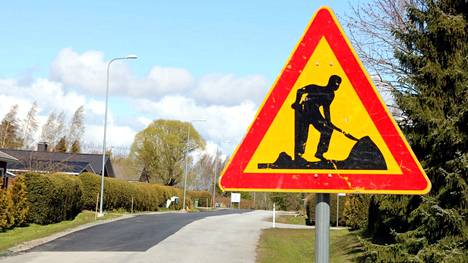 Työmaiden kohdalla on alennettu nopeusrajoitus ja tiellä liikkujien on syytä noudattaa varovaisuutta työmaan läheisyydessä ajaessaan, kerrotaan Varsinais-Suomen ely-keskuksen tiedotteessa.