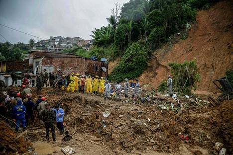 Sotilaat, palomiehet ja asukkaat etsivät uhreja päivä maanvyörymän jälkeen Jardim Monte Verden yhteisössä Pernambucon osavaltiossa, Brasiliassa 29. toukokuuta 2022.