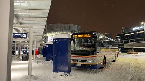 Valkeakosken Liikenteen auto Helsingin lentoaseman bussiterminaalissa.