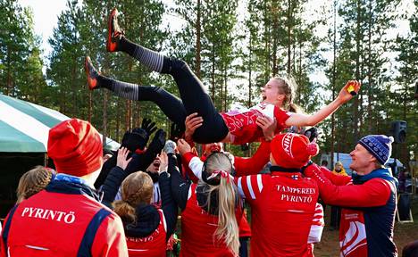 Pyrinnön ankkuriosuudesta vastannut Anni Haanpää sai ilmavaa kyytiä seuratovereiltaan viestin voiton kunniaksi. Toiseksi Haannummen maastoissa tuli Helsingin Suunnistajat ja kolmanneksi Kirkkonummen Lynx. 