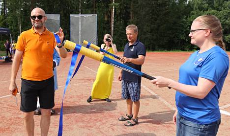 Liikuntapaikkamestari Jari Aho (vasemmalla) leikkasi nauhan Sastamalan uudella pesäpallokentällä Mika Mikolan ja Tiina Laanisen pitäessä mailoja.