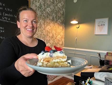 Britakakku on yksi Jenni Kunnaksen bravuureista, joita on tarjolla Villa Klubirannan kahvilassakin. 