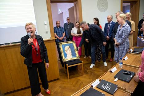 Porin kaupunginjohtajan virka tuli haettavaksi, kun Aino-Maija Luukkonen jäi eläkkeelle. Kuva on Luukkosen virkakauden viimeisestä valtuustokokouksesta kesäkuulta. Hän lahjoitti kaupungille Mr. Jazzin eli Jyrki Kankaan maalaaman muotokuvansa.