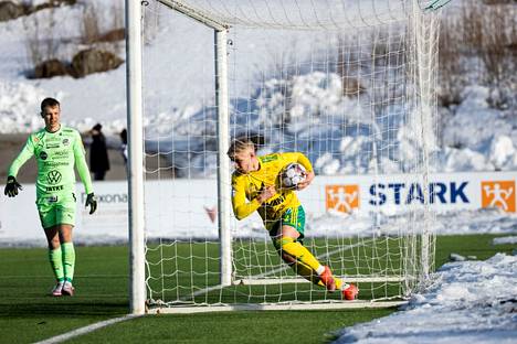 Tuomas Ollila teki huhtikuun 2. päivän ottelussa rangaistuspotkusta maalin FC Hakan maaliin Valkeakoskella. Hän haki pelivälineen verkosta nopeasti keskiympyrään.