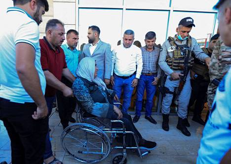 Ihmisiä kerääntyneenä sairaalalle Turkin iskun jälkeen Zakhon kaupungissa Irakin Kurdistanissa keskiviikkona. 