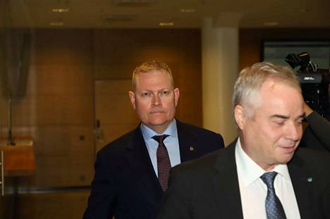 Karjalan lennoston entinen komentaja Markus Päiviö (vasemmalla) vastasi torstaina palvelusrikossyytteisiin Helsingin hovioikeudessa. Hän asianajajanaan toimii Pentti Laiho.