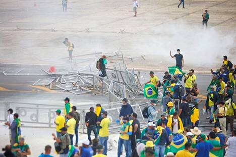 Brasilian ex-presidenttiä Jair Bolsonaroa tukevat mielenosoittajat hyökkäsivät parlamenttitalolle maan pääkaupungissa.