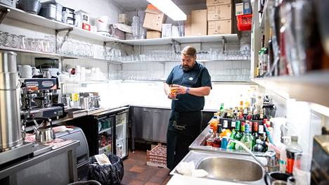 Ravintoloitsija Mikko Juhola on ihan tyytyväinen siihen, miten Ravintola Raatihuoneen kellarilla on mennyt viime aikoina. Hänen mielestään asiakkaat ovat muuttuneet hintatietoisemmiksi.