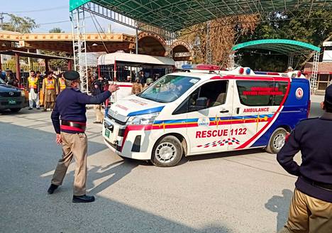 Pakistanissa Peshawarissa on tapahtunut räjähdys moskeijassa. Paikallinen poliisi teki tietä ambulanssille. 