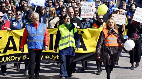 Jukon Olli Luukkainen sekä Jaun Jonna Voima ja Päivi Niemi-Laine osallistuivat kunta-alan palkankorotuksia vaativaan mielenosoitukseen Helsingissä toukokuussa.
