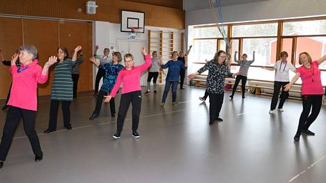 Kaija Kivioja on käynyt Senioritanssiliiton Suomen maaosaston ohjaajakursseja, joissa opastetaan huomioimaan ikään liittyviä muuttujia. Jokainen tanssii tuntemustensa ja esiintymishalunsa mukaan.