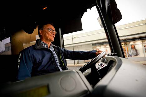 Raumalainen Harri Peltonen työskenteli Satakunnan Liikenteellä lähes 50 vuoden ajan. Eläkepäiviä hän malttoi viettää vain vajaan kolmen vuoden ajan. Nykyisin hän ajaa tiistaisin ja torstaisin paikallisvuoroa Raumalla.