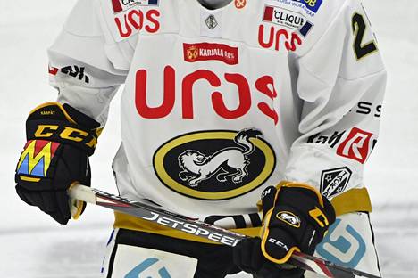 Näin Uros-yhtiön mainos komeili Kärppä-pelaajan paidassa jääkiekon Liiga-ottelussa 8. lokakuuta. 