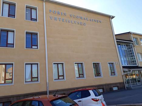 Nykyisen Porin lukion seinällä on edelleen Porin suomalaisen yhteislyseon kyltti.