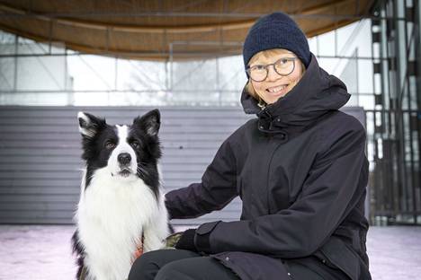 Bordercollie Cosmon kanssa kuvaan asettunut Katja Leinonen kertoo odottavansa alkuvuodelta lunta ja kivaa talvea.