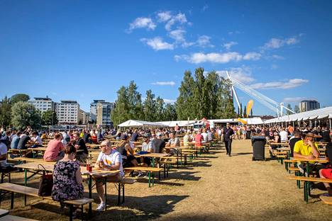 Heinäkuussa vuonna 2021 Suuret oluet, pienet panimot -tapahtumassa Tampereella nautittiin myös auringosta.