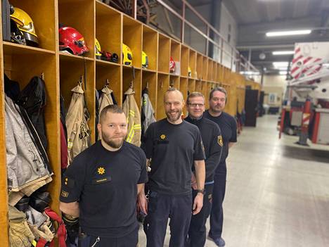 Vammalan paloaseman vuoro 2:ssa työskentelivät jouluviikolla vuoroesimies Janne Keränen Kangasalta, palomiehet Tommi Valkama sekä Aimo Mäkinen Sastamalasta ja Janne Lahti Tampereelta. He ovat työvuorossa myös joulupäivänä.