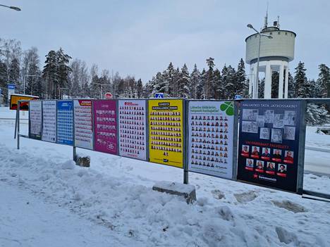 Aluevaalien vaalijulisteet ovat ilmestyneet katujen varsille. Ehdokkaiden kuvia voi bongata muun muassa Varikonkadulla Sastamalassa.