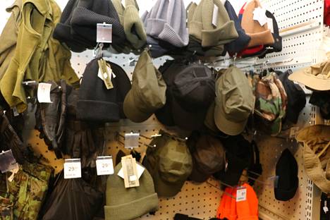Pipoja, hanskoja, jalkineita ja vaatteita on paljon. Osa tuotteista on valmistettu Tampereella. Lisää paikallisia tuotteita etsitään myyntiin jatkuvasti.