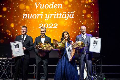 Vuoden 2022 nuorina yrittäjinä lauantaina Tampereen Nokia-areenalla järjestetyssä yrittäjägaalassa palkittiin veljekset Mikko-Joonas (vas.) ja Jesse Kuuminainen, Helena Riihitupa ja Henri Neuvonen.