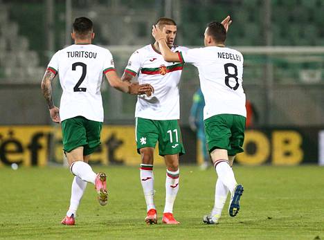 Bulgarian Ivan Turitsov, Kiril Despodov ja Todor Nedelev juhlivat maalia Kansojen liigan ottelussa.