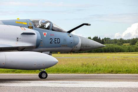 Kirjoittaja toivoo Satakuntaan Naton tukikohtaa. Viime kesänä otetussa kuvassa ranskalainen Mirage 2000 -hävittäjä lähtee harjoittelemaan Suomeen Ämärin tukikohdasta Virosta.