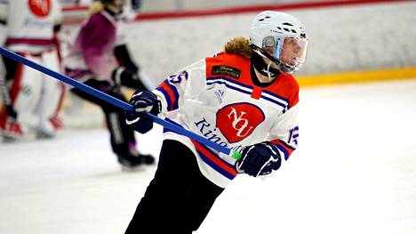 Neljä maalia tehnyt Maija Väyrynen palkittiin Nokian parhaana pelaajana. Kuvituskuva.