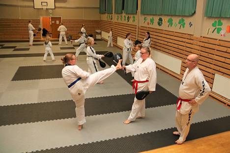 Taekwondon harrastajat kokoontuvat Siikaisten koululla. Kuvassa etualalla ovat ryhmän ohjaajat Susanna Järvenpää ja Heini Valtanen.