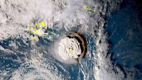 Japanilaisen Himawari-8 -satelliitin kuva näyttää tulivuorenpurkauksen Tongan lähellä 15. tammikuuta.