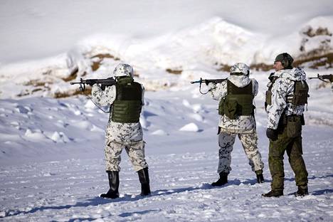 Maavoimat harjoittelee paikallispuolustusta eri puolilla Suomea perjantaista alkaen. Karjalan prikaatin reserviläiset harjoittelivat Taipalsaaren ampuma-alueella Etelä-Karjalassa maaliskuussa 2022.