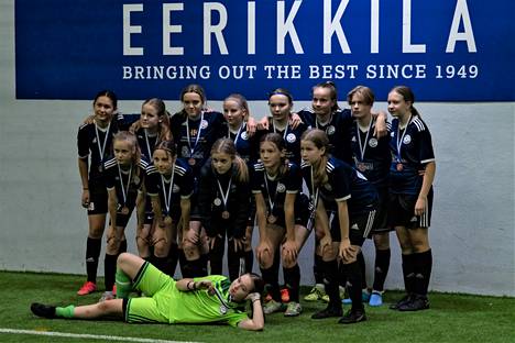 FC Nokian 2009 syntyneiden tyttöjen joukkue voitti pronssia ensimmäisessä Helmariliigassa.