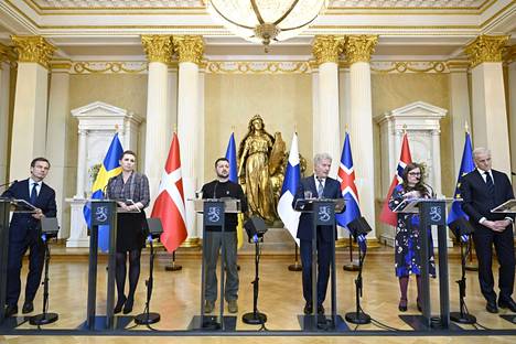 Presidentti Sauli Niinistön lisäksi Ukrainan presidentti Volodymyr Zelenskyi tapaa Helsingin vierailulla olevia Pohjoismaiden pääministereitä. Tiedotustilaisuus Presidentinlinnassa alkoi keskiviikkona iltapäivällä.