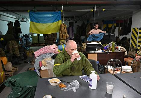 Ukrainalaissotilas vietti ruokataukoa kiovalaisessa kellarissa, josta on tehty harjoitus- ja logistiikkakeskus. 