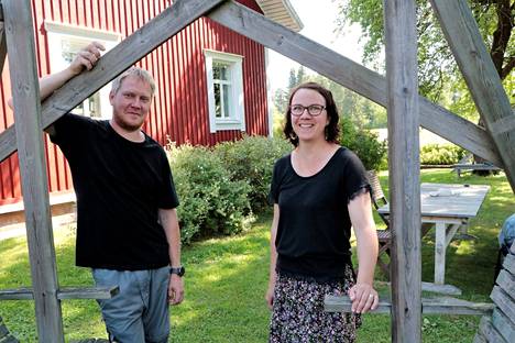 Miika ja Milka Jokela asuvat Kokemäen Kuurolassa Miikan lapsuudenkodissa. Pihaa on vuosien varrella rakennettu enemmän omalle perheelle ja erityisesti lapsille sopivaksi.