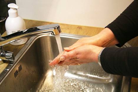 Huolellinen käsipesu runsaalla lämpimällä vedellä ja saippualla vähentää norovirusten määrää käsissä merkittävästi. Käsien kuivaaminen pesun jälkeen ja käsihuuhteen käyttö lisäävät tehoa.