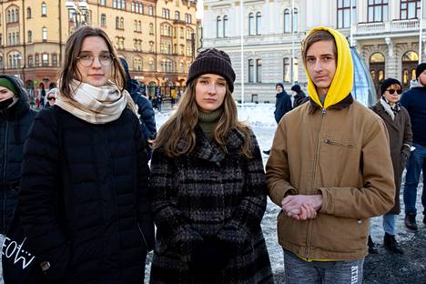Sisarukset Vera Arikainen (vas.), Maria Arikainen ja Antti Arikainen kertoivat, että heillä on tuttuja ja sukulaisia Ukrainassa, muun muassa Odessassa. He pitävät ukrainalaisiin yhteyttä Telegram-viestisovelluksella ja Instagram-kuvapalvelussa.