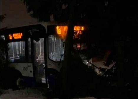 TKL:n bussi suistui jäiseltä tieltä ja törmäsi kuuseen Pirkkalassa sunnuntai-iltana. Bussin kuljettaja ja ainut matkustaja eivät loukkaantuneet, mutta TKL:n uusin telibussi kärsi kolarissa vahinkoja.