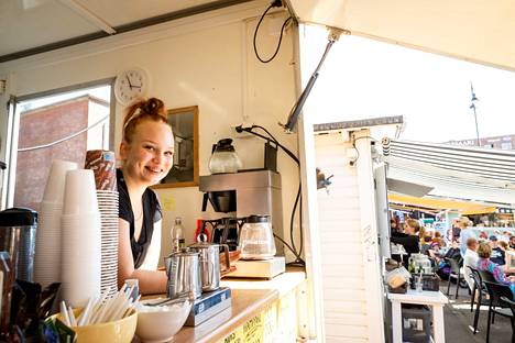 Laukontorin Grilli-Kahvion myyjä Venla Kinnunen kertoo, että ei ole havainnut torilla erityisen paljon lokkeja kesällä.