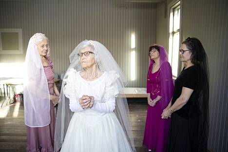 K70-ryhmä eli Leila Peltomaa, Liisa Rantanen, Marjatta Lehtonen ja Anita Lindroos pukeutuvat performanssissaan erivärisiin morsiuspukuihin kuvaamaan rakkauden eri puolia. 