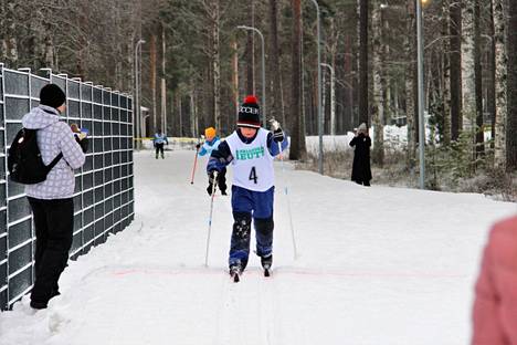 Kangasmetsän koulun Jere Leppäsen taidonnäyte. Leppänen hiihti 1. luokkalaisten poikien sarjassa.