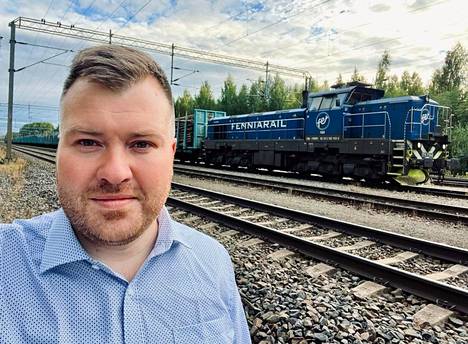 Jo muutama vuosi sitten jämsäläistynyt Lauri Helke aloittaa Fenniarailin toimitusjohtajana lokakuussa. Kuva on otettu Jämsänkosken ratapihalla, jossa juna on lähdössä Kuusankoskelle UPM:n raakapuuta kyydissään.