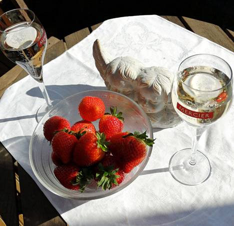 Samppanjaa ja mansikoita. Siinä on klassikkojen klassikko, jotka maistuu yhdessä ja erikseen kesäisessä herkkupöydässä.
