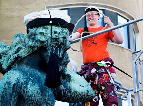 Suomen neito -patsas sai päähänsä teekkarilakin vappuna 2013. Nosturiauton kiireiden vuoksi lakki painettiin patsaan päähän perinteestä poiketen vasta vapunpäivänä. 