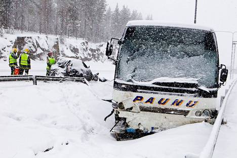 Kolmostie ja Ysitie olivat täysin umpisolmussa huonon sään ja lumipyryn takia. Paunun linja-auto kolaroi Ysitiellä huhtikuussa 2012.