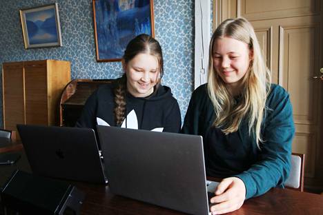 Jämsän lukion toisen vuoden opiskelijat Enni Pitkäniemi ja Venla Hihnala valitsivat korkeakouluviikon opinnoiksi kvanttimekaniikkaa ja suhteellisuusteoriaa yleissivistävästi käsittelevän kurssin. 