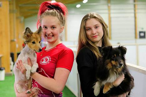 Agilityn vuoden 2022 Suomen nuorisomaajoukkueessa kilpailevat Tampereelta Tytti Vehkalahti (vas.) ja koiransa Eppu sekä Roosa Salo ja Luna.