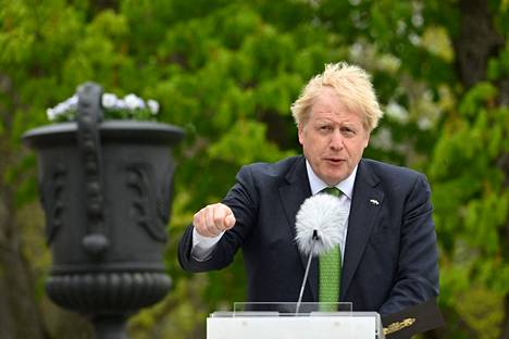 Britannian pääministeri Boris Johnson puhui medialle tiedotustilaisuudessa Ruotsin Harpsundissa keskiviikkona iltapäivällä.